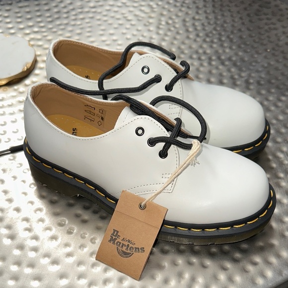 Dr. Martens Shoes - NWT Dr. Martens White Leather Oxfords with Black Laces size 5